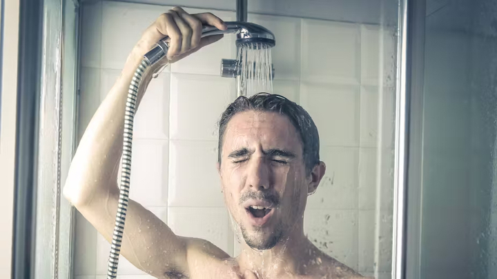 Vì sao không nên tắm nước lạnh vào ngày nắng nóng dữ dội?- Ảnh 1.