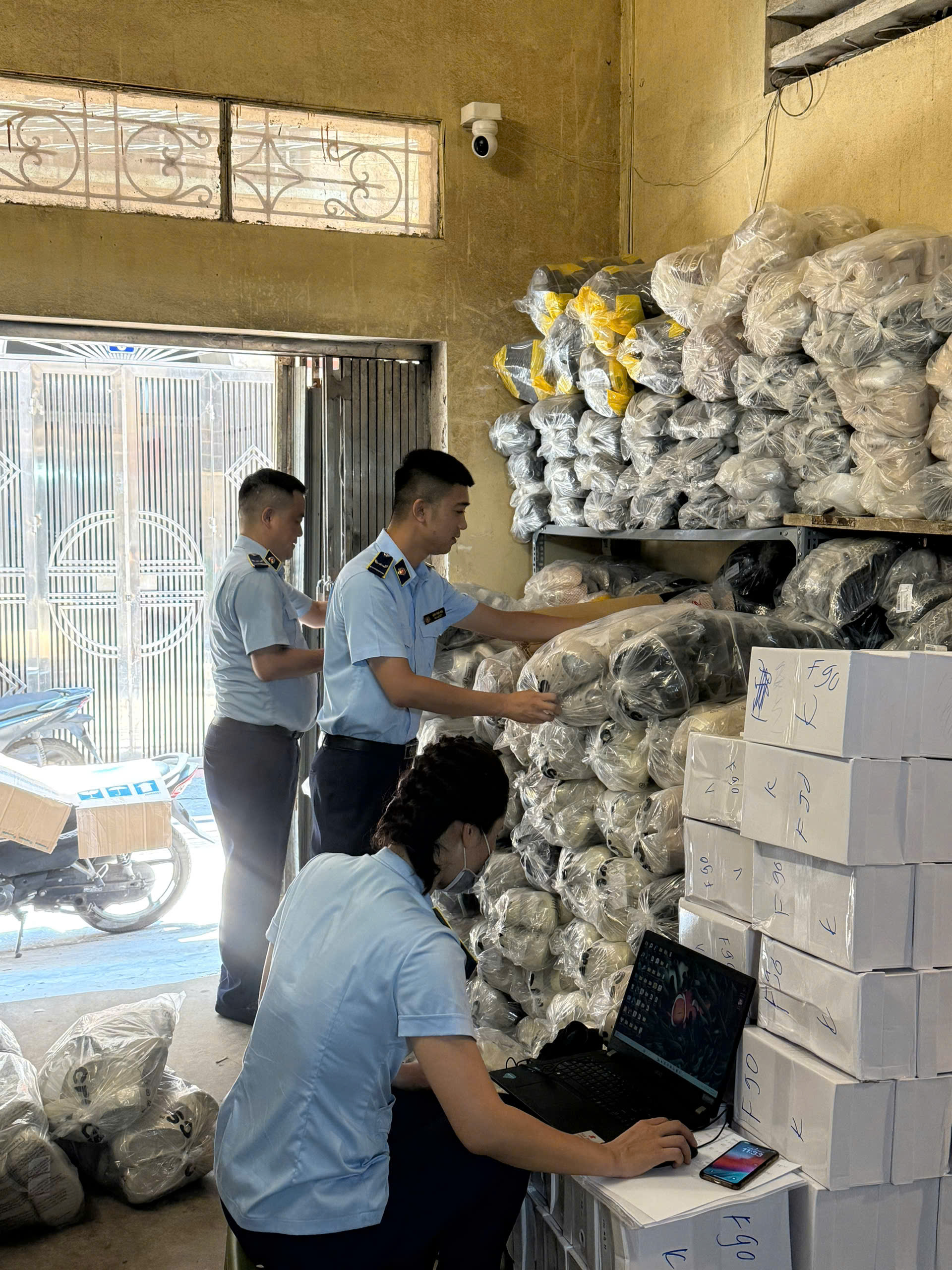 Cao điểm chống hàng giả chưa dừng lại: Thêm loạt cơ sở tiếp tục bị kiểm tra, từ hộ bán dép Crocs đến cơ sở thịt lợn, bán ruốc gà, phụ tùng xe máy…- Ảnh 2. Cao điểm chống hàng giả chưa dừng lại: Thêm loạt cơ sở tiếp tục bị kiểm tra, từ hộ bán dép Crocs đến cơ sở thịt lợn, bán ruốc gà, phụ tùng xe máy…- Ảnh 2.