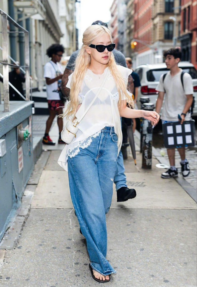 Rosé dạo này mặc quần jeans đẹp đỉnh, nhìn thôi cũng thấy mát cả mùa hè- Ảnh 3.