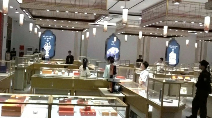 Người Trung Quốc điều hành cơ sở bán hàng không rõ nguồn gốc, nghi buôn bán ngà voi, mật gấu ở Nha Trang- Ảnh 1.