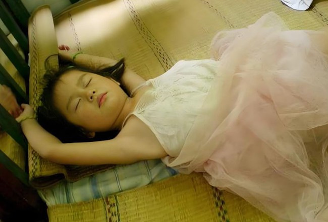 Bất ngờ: 5 kiểu tư thế ngủ sau tiết lộ tính cách của con, bố mẹ có thể tham khảo để điều chỉnh cách nuôi dạy!- Ảnh 1.