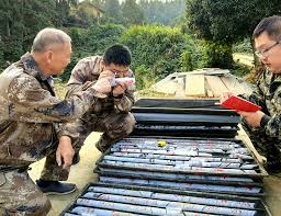 55 lỗ khoan sâu 1.500m có đến 48 lỗ đụng trúng “mạch vàng”: Siêu kho báu hơn 2,1 triệu tỷ đồng lộ diện nhờ công nghệ cao- Ảnh 1. 55 lỗ khoan sâu 1.500m có đến 48 lỗ đụng trúng “mạch vàng”: Siêu kho báu hơn 2,1 triệu tỷ đồng lộ diện nhờ công nghệ cao- Ảnh 1.