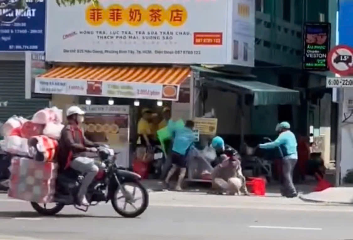TP HCM: Tạm giữ 5 người đánh nhau trước quán trà sữa- Ảnh 1.