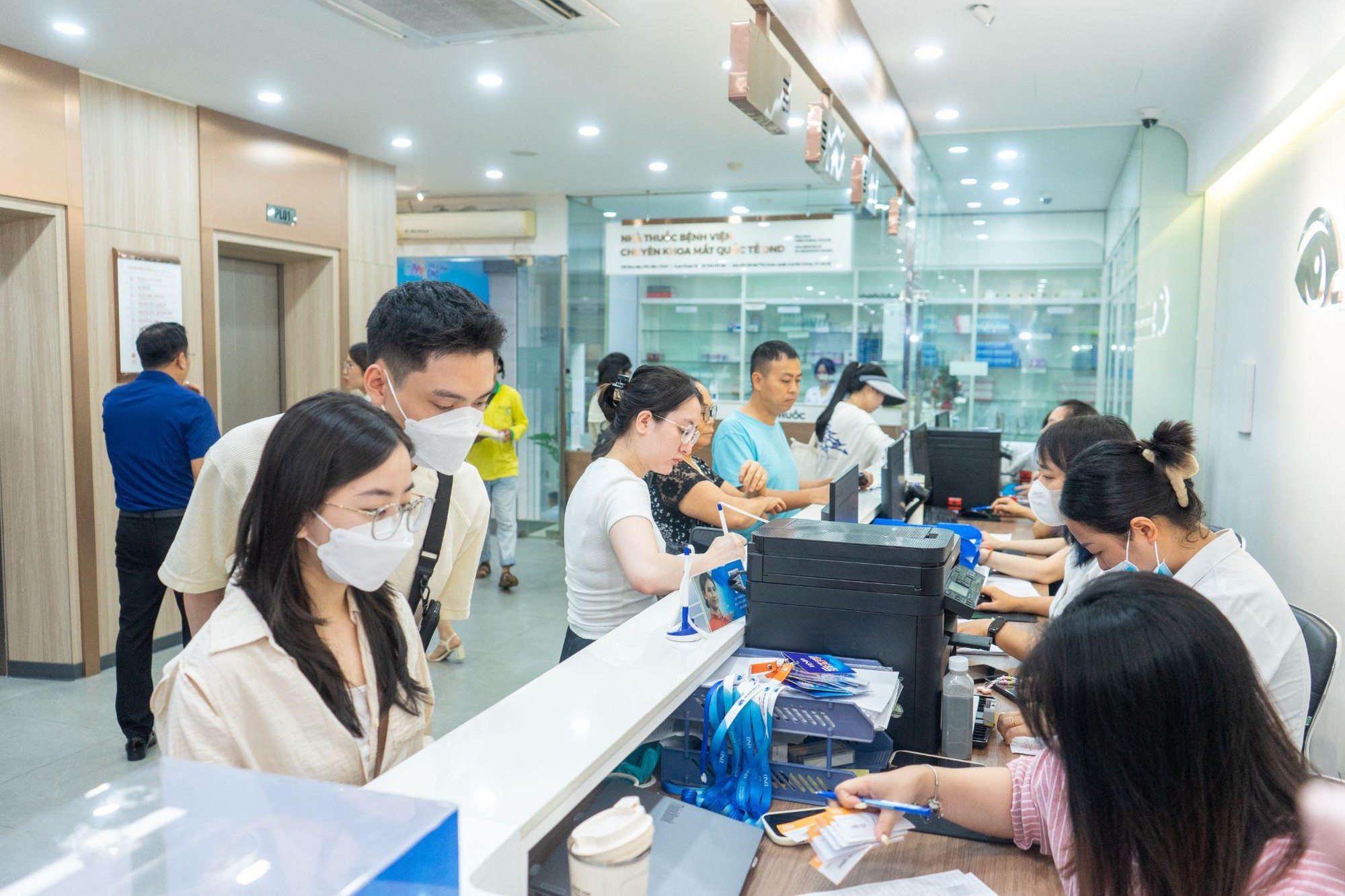 Thanh xuân có bao lâu mà cứ đeo kính mãi? Thi xong rồi, “thoát cận” vào đại học thôi!- Ảnh 1.