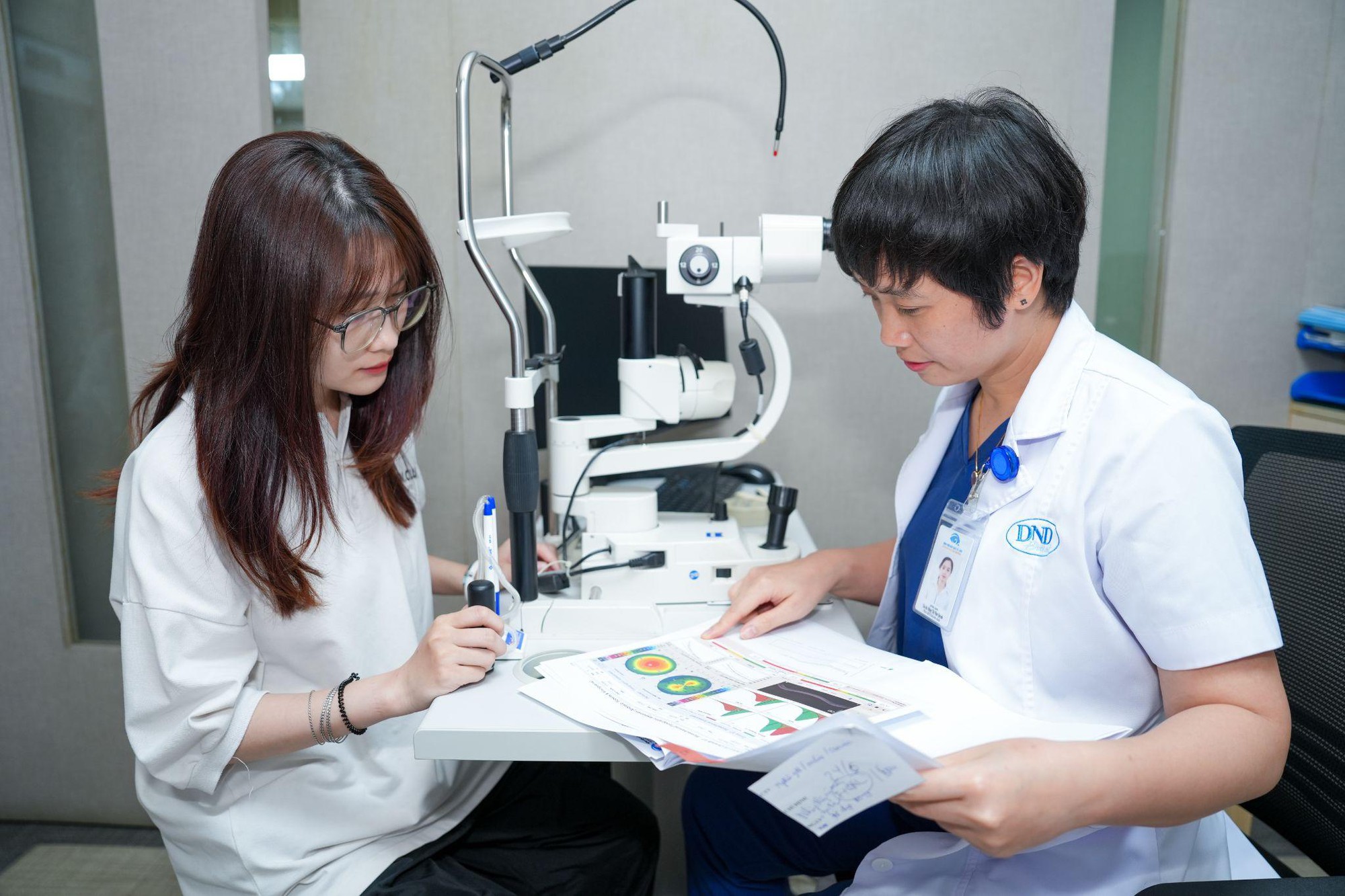 Thanh xuân có bao lâu mà cứ đeo kính mãi? Thi xong rồi, “thoát cận” vào đại học thôi!- Ảnh 2.