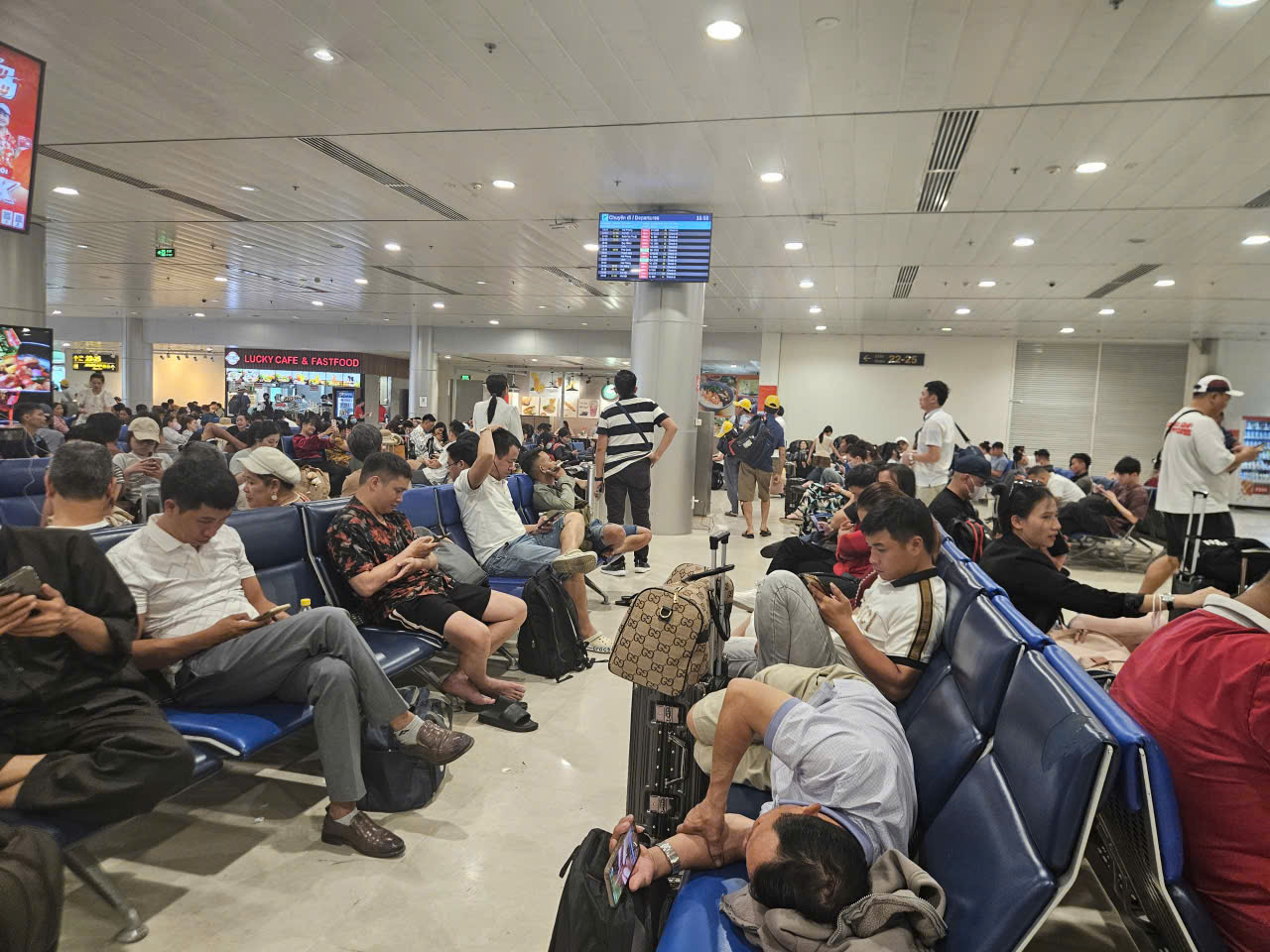 Mưa giông bất ngờ ở TP HCM, hàng loạt chuyến bay bị ảnh hưởng- Ảnh 1.