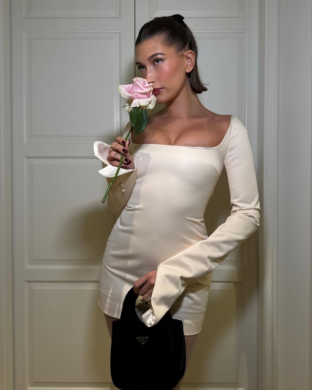 Hailey Bieber tóc rối, mặt mộc, không còn chút nào “clean girl”: Netizen phản ứng thế nào?- Ảnh 15.