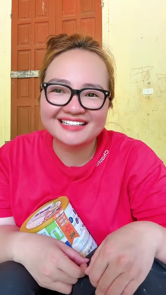 Hoàng Hường livestream bán sữa xương khớp giữa vùng lũ: Người xem phản đối, lo sợ về chất lượng- Ảnh 4.