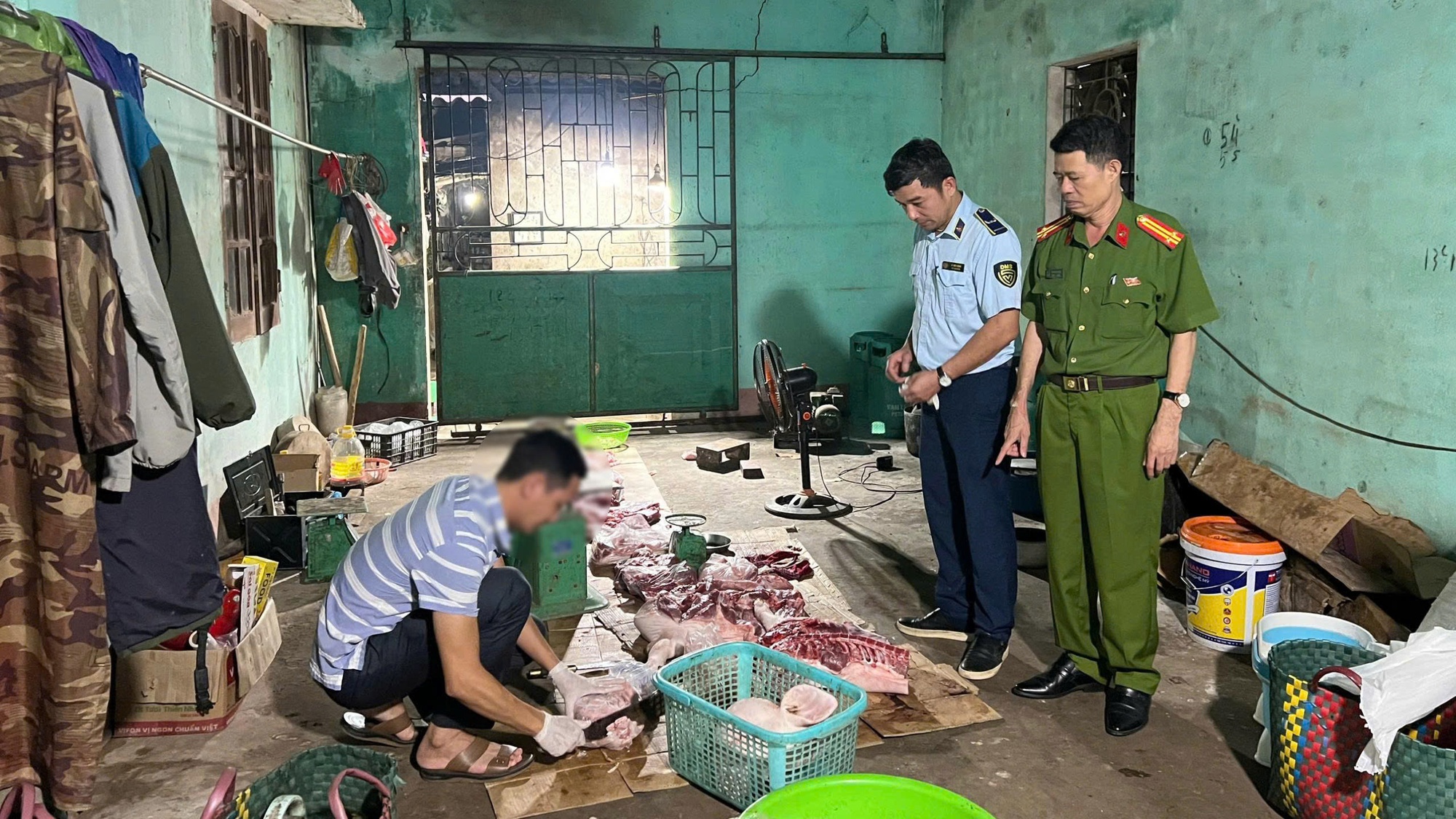 Cao điểm chống hàng giả chưa dừng lại: Thêm loạt cơ sở tiếp tục bị kiểm tra, từ hộ bán dép Crocs đến cơ sở thịt lợn, bán ruốc gà, phụ tùng xe máy…- Ảnh 3. Cao điểm chống hàng giả chưa dừng lại: Thêm loạt cơ sở tiếp tục bị kiểm tra, từ hộ bán dép Crocs đến cơ sở thịt lợn, bán ruốc gà, phụ tùng xe máy…- Ảnh 3.