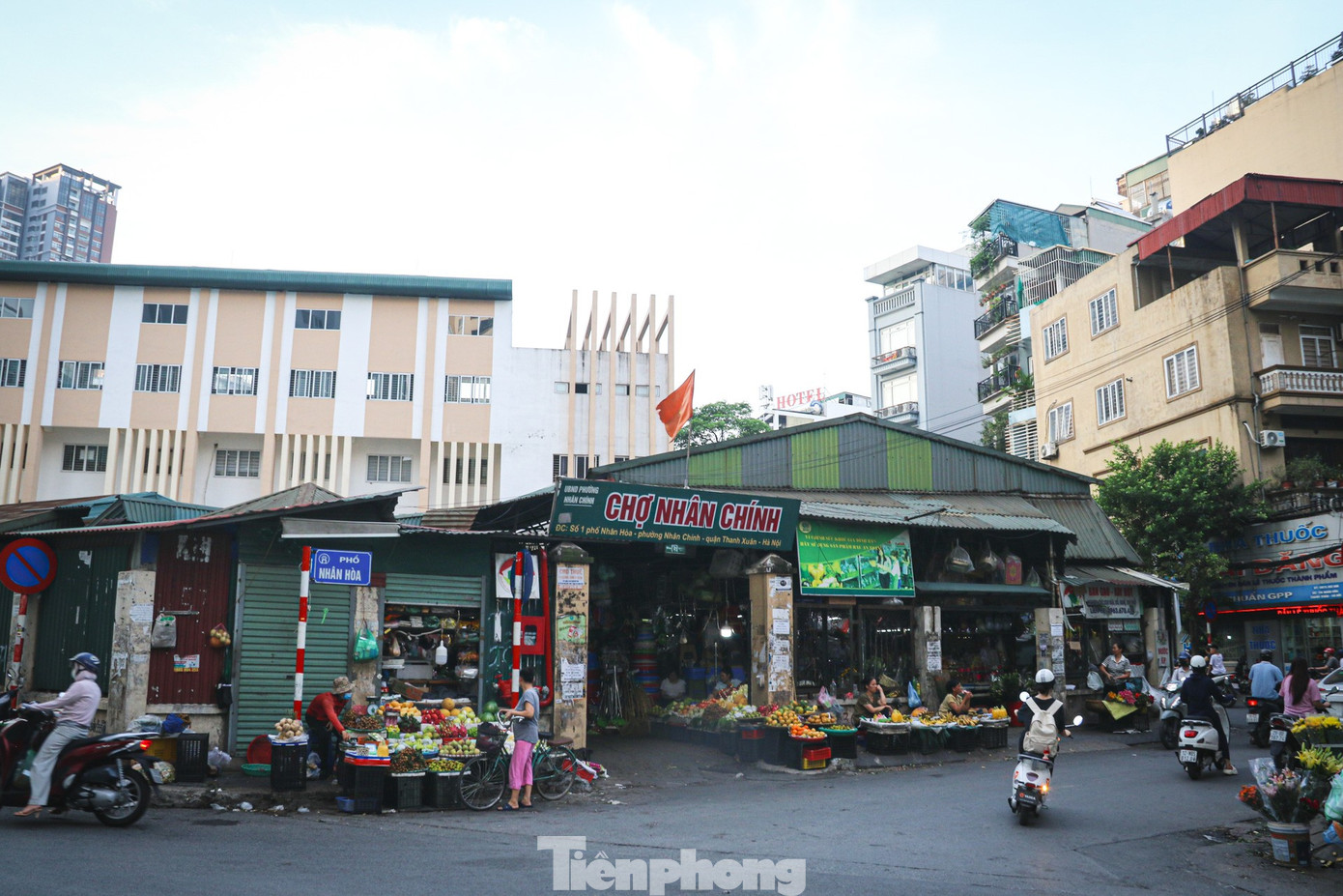 Chợ cóc át chợ chính tại Hà Nội, giao thông ùn tắc- Ảnh 3.