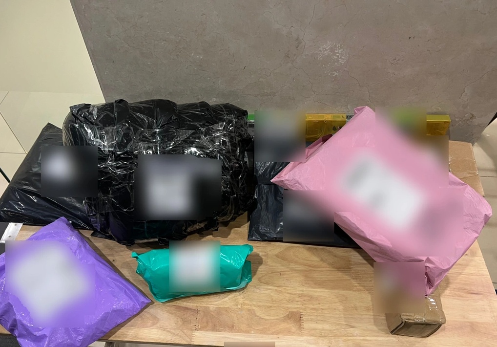 Ban công tầng thấp bỗng trở thành thùng rác của căn hộ tầng cao: Cả chung cư ráo riết tìm thủ phạm nhưng không ai nhận, cuối cùng bị tóm gọn bởi chi tiết ít ai ngờ- Ảnh 2.