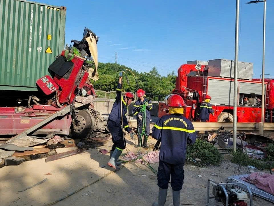 Thanh Hóa: Cắt cabin xe đầu kéo đưa thi thể tài xế ra ngoài- Ảnh 3.