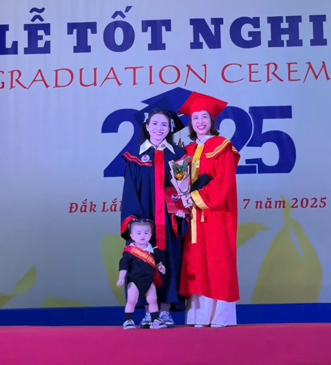 Clip: Bé gái đội mũ cử nhân, lon ton theo mẹ nhận bằng tốt nghiệp, "file đính kèm" mà thần thái hớn hở tự tin hơn cả nhân vật chính- Ảnh 3.