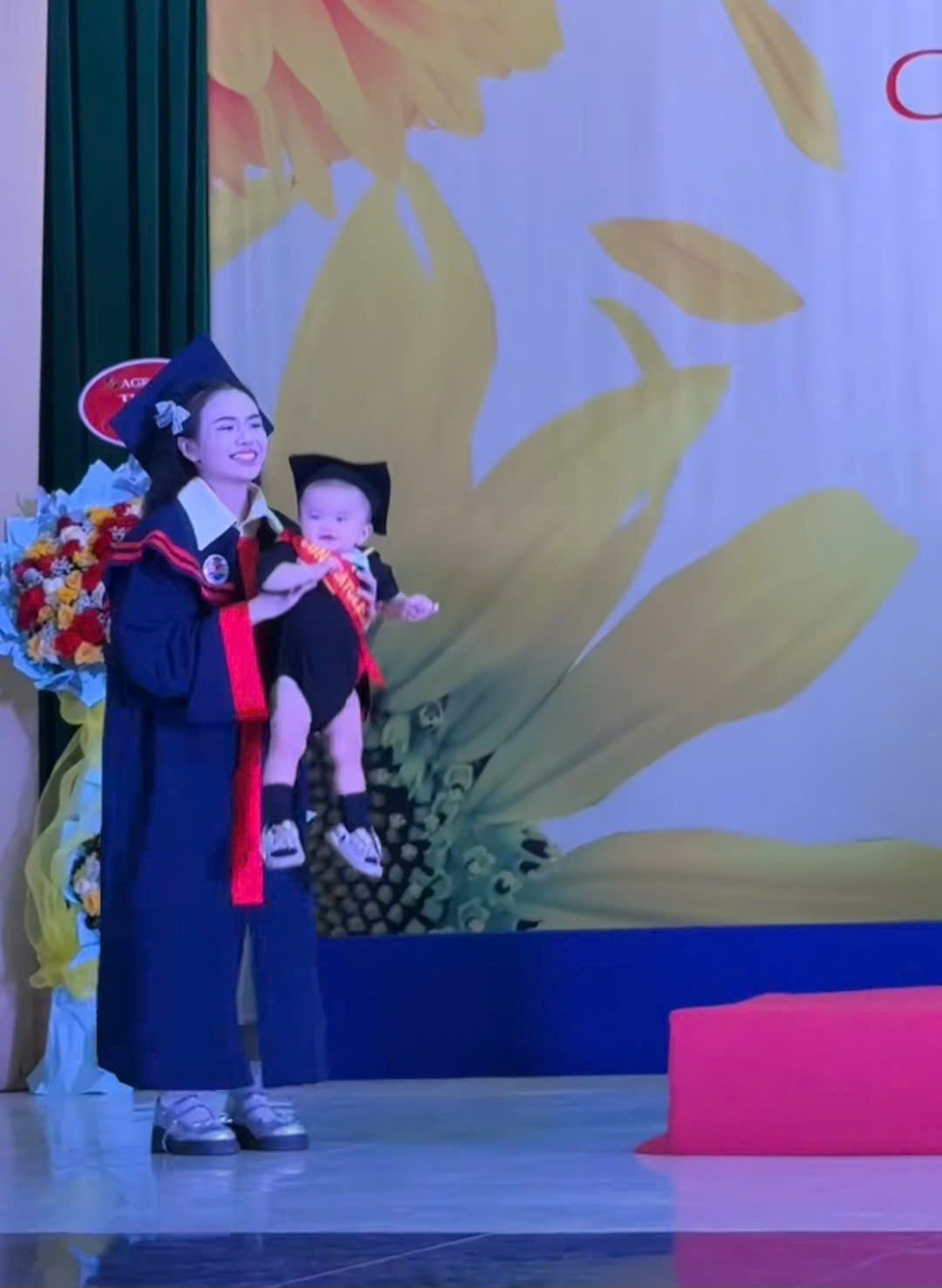 Clip: Bé gái đội mũ cử nhân, lon ton theo mẹ nhận bằng tốt nghiệp, "file đính kèm" mà thần thái hớn hở tự tin hơn cả nhân vật chính- Ảnh 1.