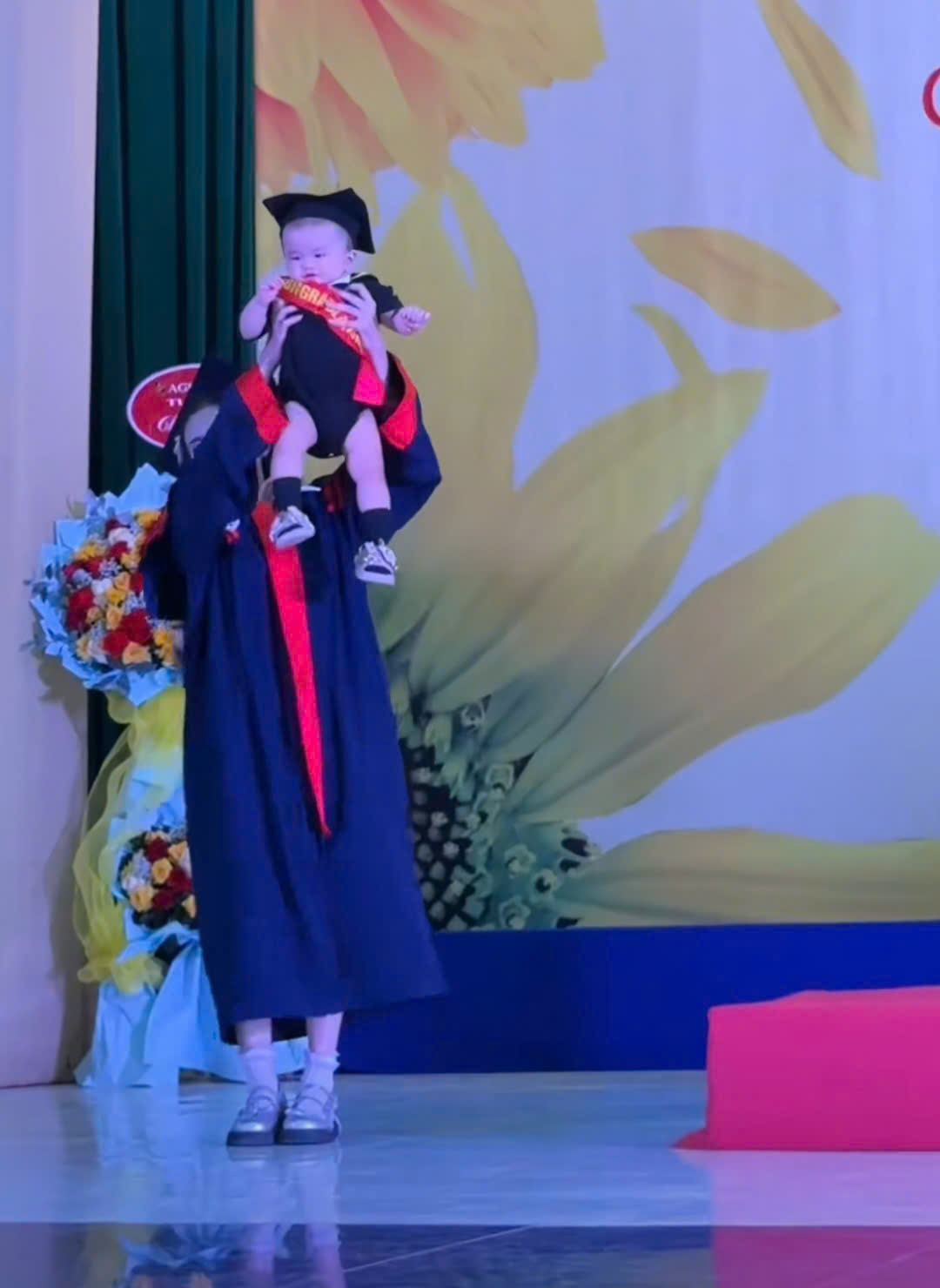 Clip: Bé gái đội mũ cử nhân, lon ton theo mẹ nhận bằng tốt nghiệp, "file đính kèm" mà thần thái hớn hở tự tin hơn cả nhân vật chính- Ảnh 2.