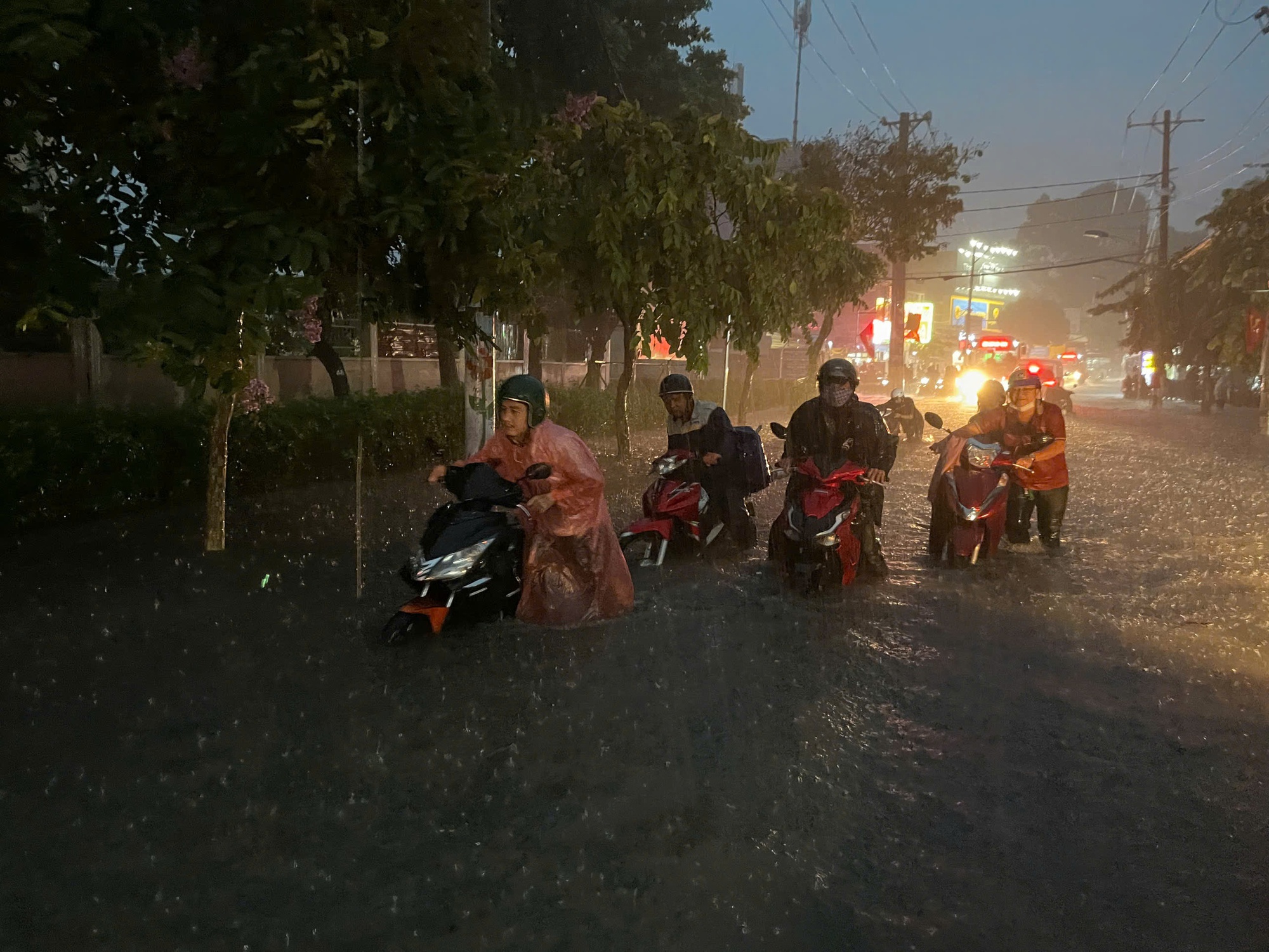 Mưa lớn bất ngờ đổ xuống TP HCM, nhiều tuyến đường đang ngập sâu, xe chết máy- Ảnh 1.