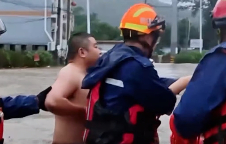 Cùng mắc kẹt trong nước lũ, cảnh chồng đề nghị cứu vợ mình trước gây xúc động- Ảnh 4.