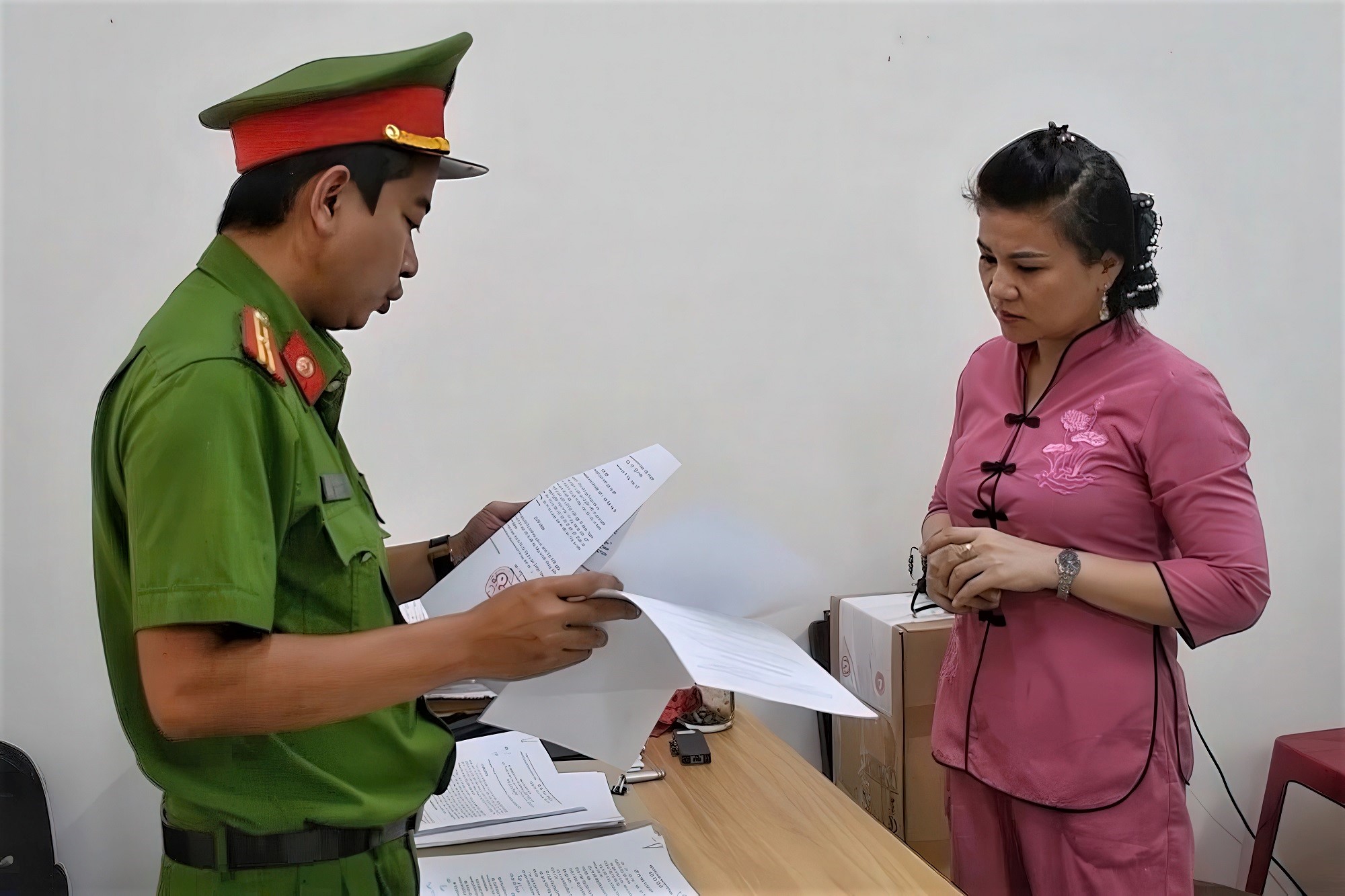 Vụ bé trai 14 tháng tuổi bị ném xuống nền nhà tử vong: Bảo mẫu đối diện mức án nào?- Ảnh 1. Vụ bé trai 14 tháng tuổi bị ném xuống nền nhà tử vong: Bảo mẫu đối diện mức án nào?- Ảnh 1.