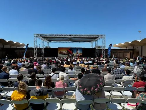 Bên trong ‘giáo phái’ Tesla: Một ngày đột nhập câu lạc bộ tín đồ của Elon Musk- Ảnh 2.