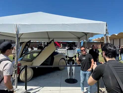 Bên trong ‘giáo phái’ Tesla: Một ngày đột nhập câu lạc bộ tín đồ của Elon Musk- Ảnh 5.