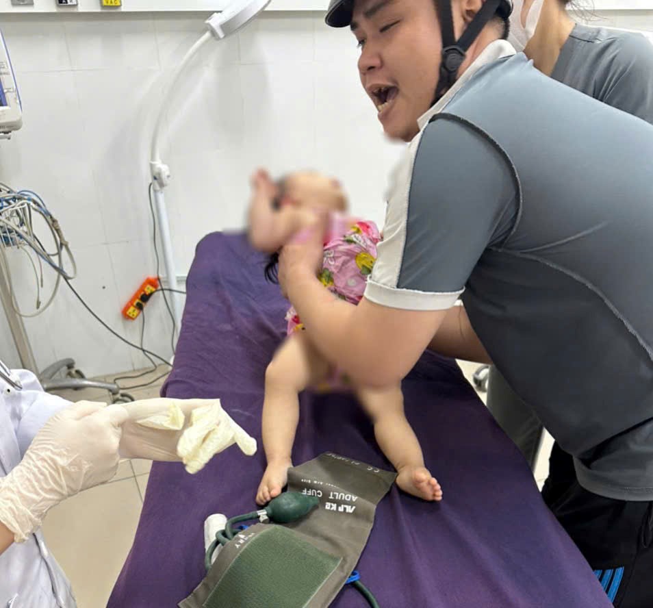 Phút giây sinh tử: CSGT "mở đường" cứu bé gái 1 tuổi tím tái, co giật ven đường trong đêm tối- Ảnh 3.