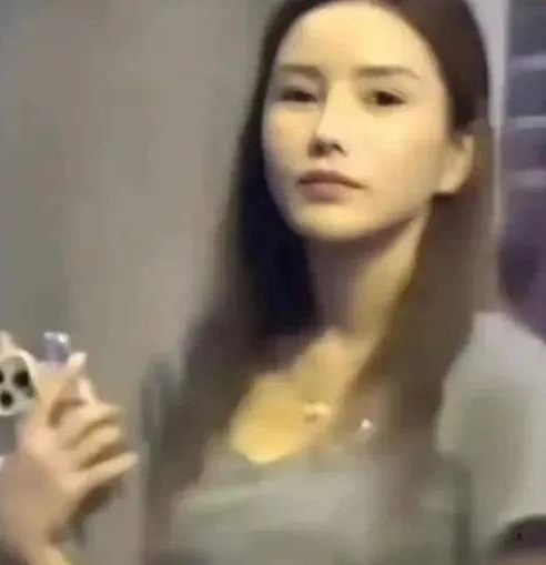 "Nam diễn viên sát gái nhất showbiz" chui vào vali đi ngoại tình, tiểu tam "không đánh tự khai" dậy sóng MXH- Ảnh 10.
