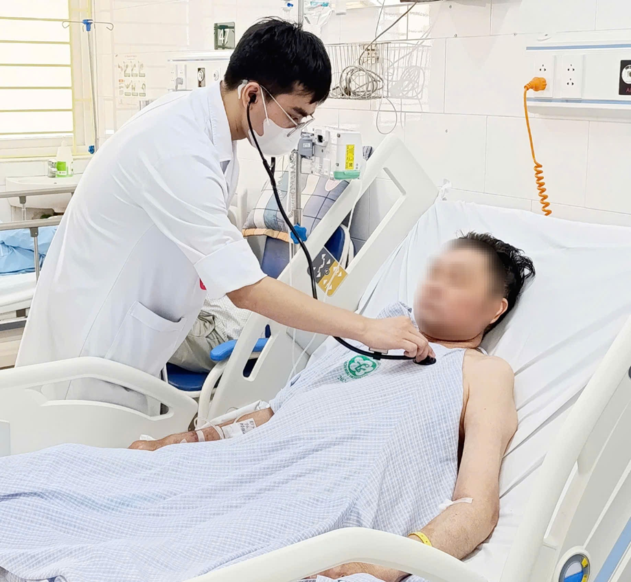 Bị "đốt" khi tắm biển, người đàn ông nhiễm trùng hoại tử khắp đùi, rơi vào nguy kịch- Ảnh 2.