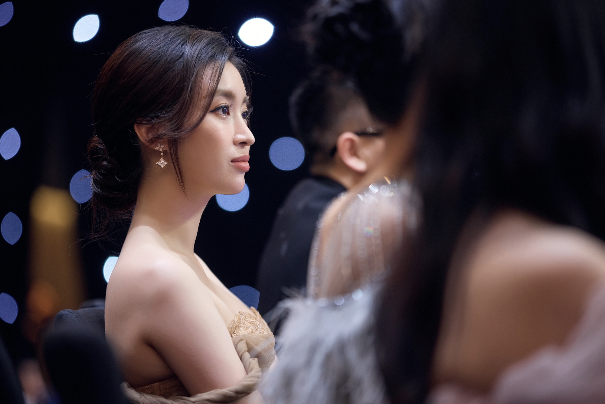 "Nàng hậu nghèo nhất showbiz" trở thành con dâu của gia tộc giàu có và quyền lực top đầu Việt Nam: Sống kín tiếng và khéo léo, có sự nghiệp riêng- Ảnh 1.