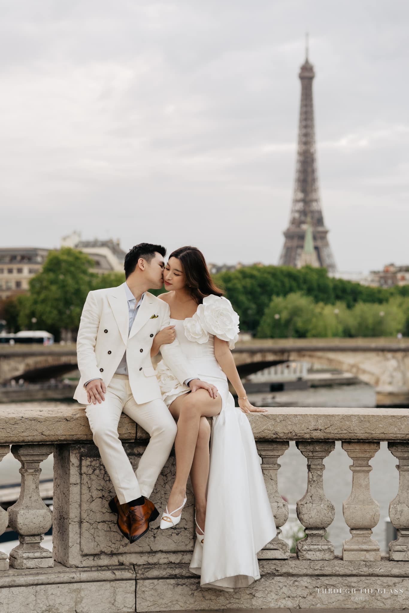 Chủ tịch Hà Nội FC tung ảnh tình tứ bên Hoa hậu Đỗ Mỹ Linh giữa đêm, visual 