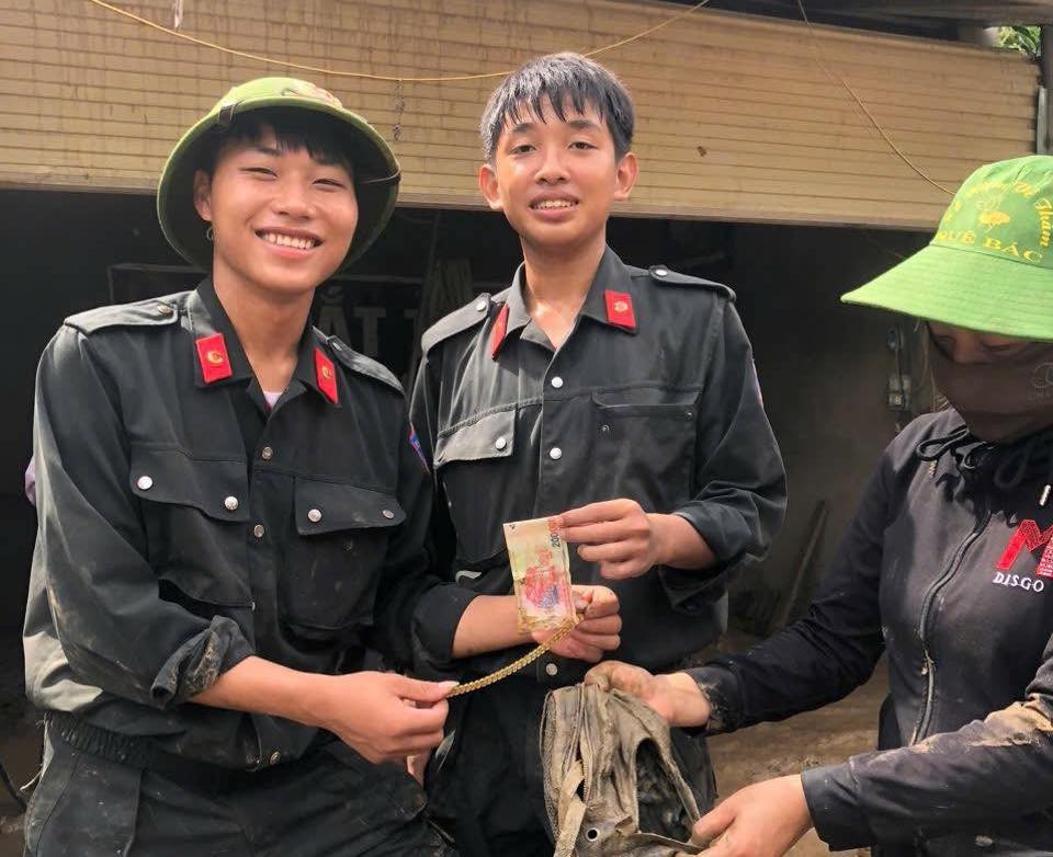 Cào bùn lũ, bộ đội tìm thấy két sắt chứa nhiều tài sản giá trị- Ảnh 6.
