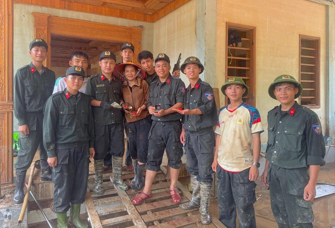 Cào bùn lũ, bộ đội tìm thấy két sắt chứa nhiều tài sản giá trị- Ảnh 5.