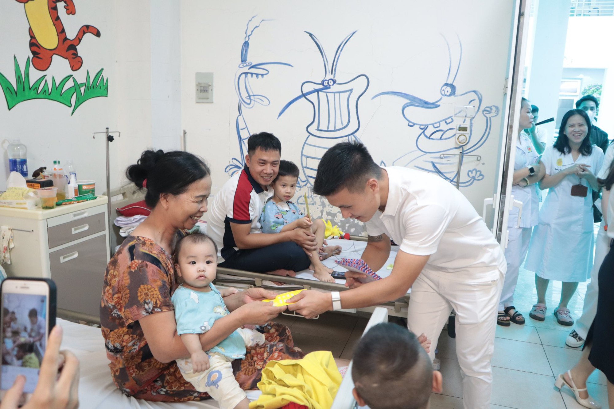 Quý tử nhà Quang Hải 1 tuổi đã được xướng tên khi từ thiện 350 triệu cho bệnh nhi nghèo, netizen khen bố mẹ khéo- Ảnh 2.