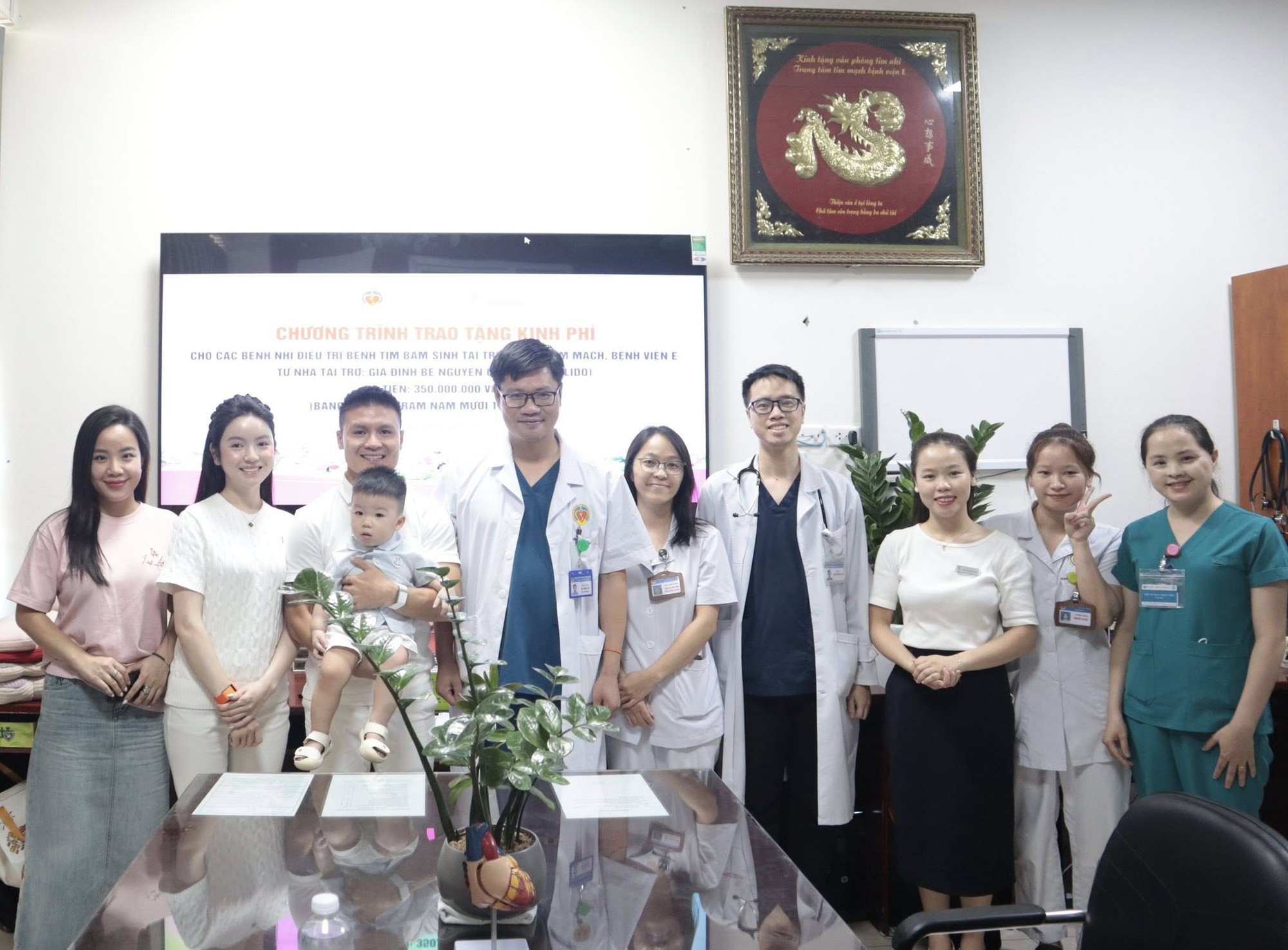 Quý tử nhà Quang Hải 1 tuổi đã được xướng tên khi từ thiện 350 triệu cho bệnh nhi nghèo, netizen khen bố mẹ khéo- Ảnh 3.