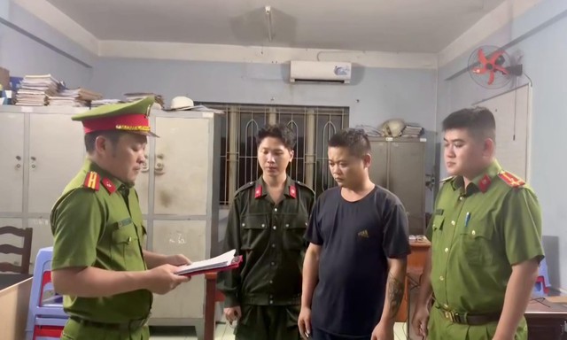 Lời khai của tài xế vừa bị bắt khẩn cấp: "Cố tình lái xe lạng lách để công ty sa thải"- Ảnh 1.