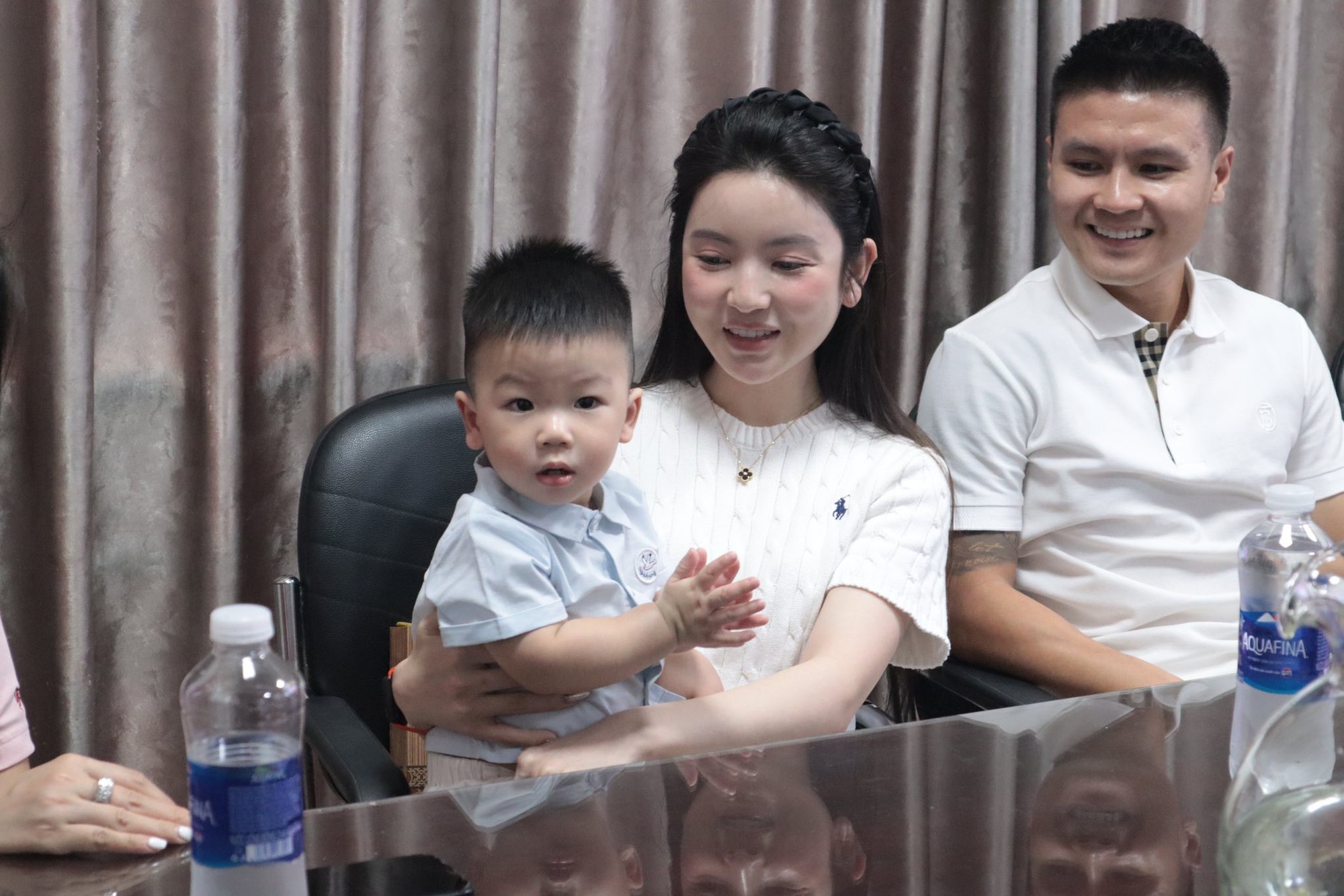 Quý tử nhà Quang Hải 1 tuổi đã được xướng tên khi từ thiện 350 triệu cho bệnh nhi nghèo, netizen khen bố mẹ khéo- Ảnh 6.