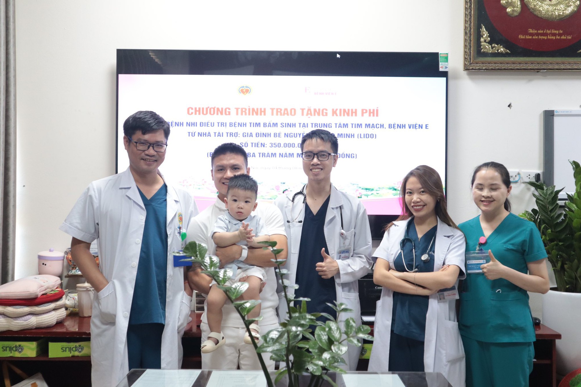 Quý tử nhà Quang Hải 1 tuổi đã được xướng tên khi từ thiện 350 triệu cho bệnh nhi nghèo, netizen khen bố mẹ khéo- Ảnh 5.