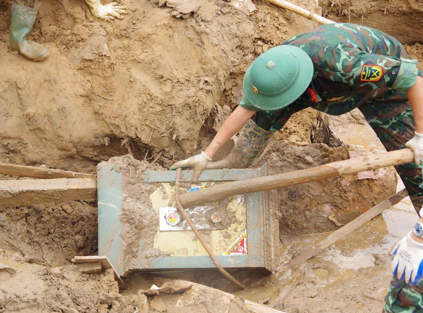 Cào bùn lũ, bộ đội tìm thấy két sắt chứa nhiều tài sản giá trị- Ảnh 2.