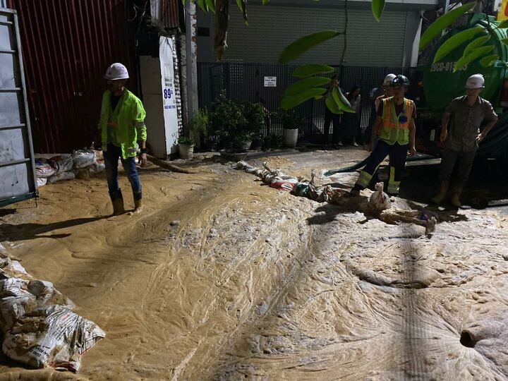 "Suối bùn" dày 20cm, phun tràn ngõ Núi Trúc lúc nửa đêm- Ảnh 2.