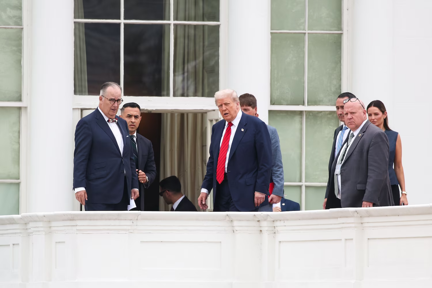 Tổng thống Trump đi dạo trên nóc Nhà Trắng- Ảnh 2.