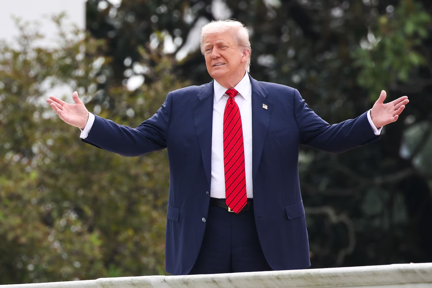 Tổng thống Trump đi dạo trên nóc Nhà Trắng- Ảnh 1.