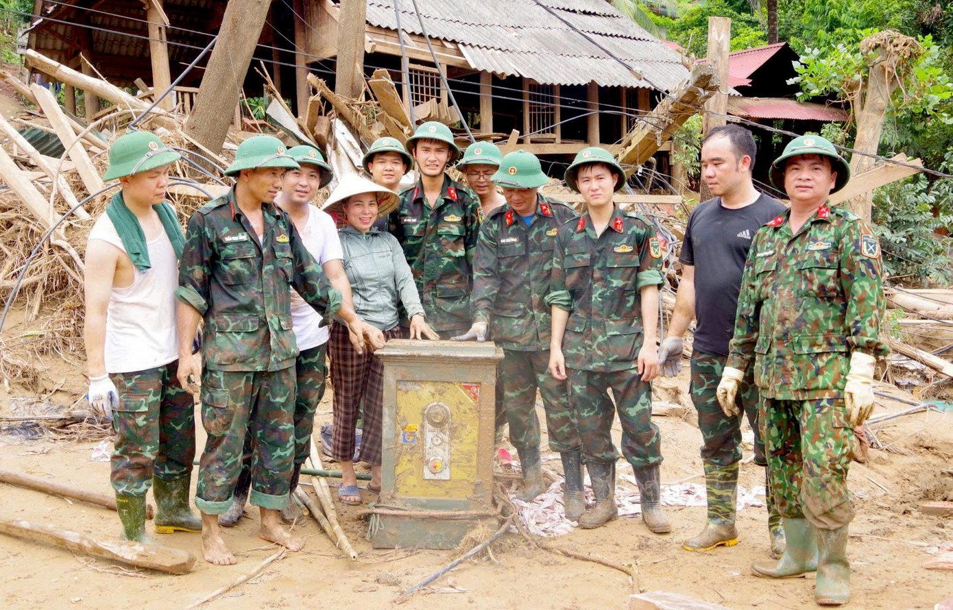 Cào bùn lũ, bộ đội tìm thấy két sắt chứa nhiều tài sản giá trị- Ảnh 3.
