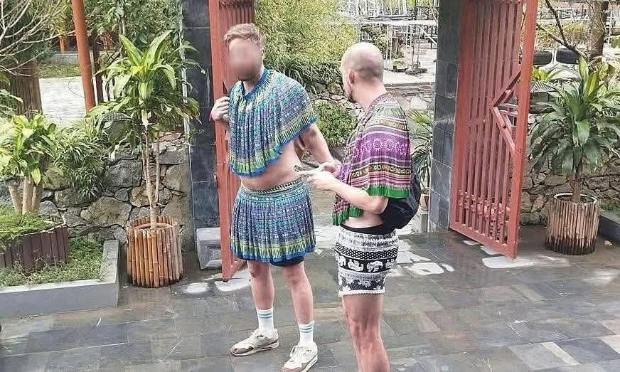 Chấn chỉnh khách Tây mặc váy H'Mông nhảy múa lố lăng- Ảnh 1.