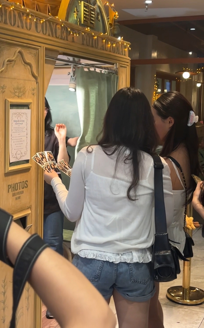 Chụp ảnh "nóng" trong tiệm photobooth- Ảnh 1.