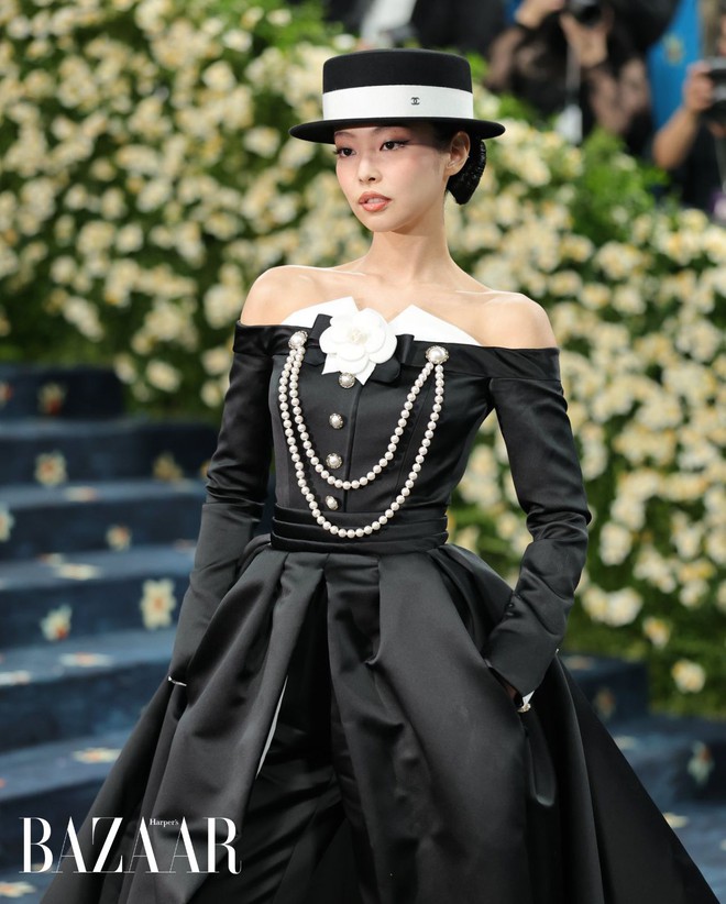 Rộ trào lưu tiêm vai móc áo giống Jennie- Ảnh 2.