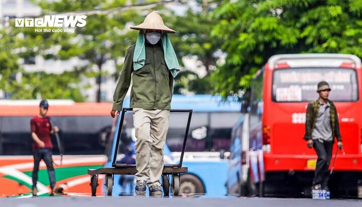Chuyên gia: Nắng nóng hiếm gặp, 20 trạm vượt kỷ lục nhiệt độ trong tháng 8- Ảnh 1.