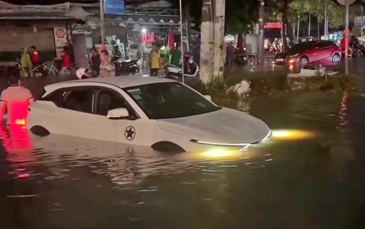 Chuyên gia lý giải về trận mưa khiến đường phố TP.HCM "thành sông" tối 5/8- Ảnh 1.
