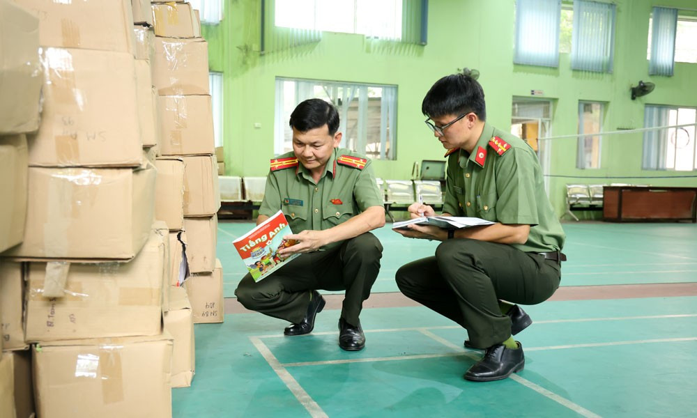 Khám xét 8 địa điểm của đường dây sản xuất, buôn bán sách giáo khoa giả- Ảnh 1.