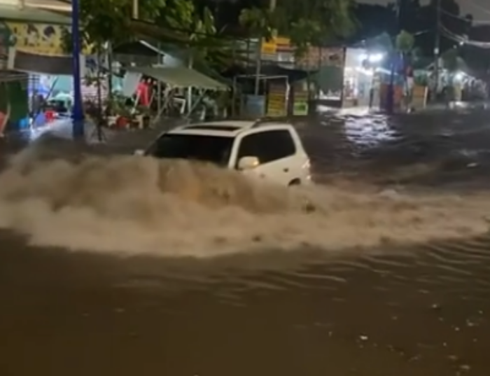 VIDEO: Xe Lexus LX570 "chết đứng" khi trên đoạn đường ngập nước, lái xe cần lưu ý gì?- Ảnh 1.
