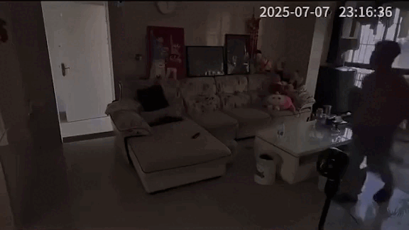 Trích xuất camera lúc nửa đêm, người đàn ông hãi hùng khi thấy 7 bóng người đứng sau lưng mình, sự thật ngã ngửa- Ảnh 2.