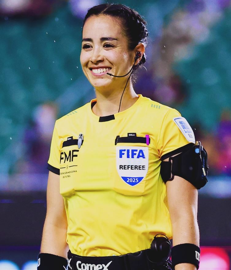 Nữ trọng tài xinh đẹp bị CĐV quá khích dọa giết, FIFA lên tiếng- Ảnh 1.